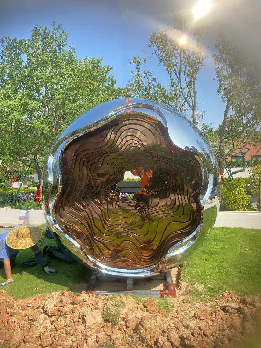 Mirror Polished Stainless Steel Sculpture