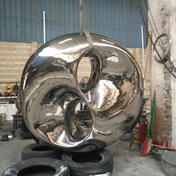 Mirror Finish Stainless Steel Outdoor Sculpture